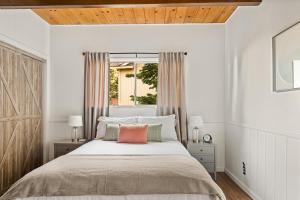 Romantic & Family Friendly Chalet In The Woods客房内的一张或多张床位