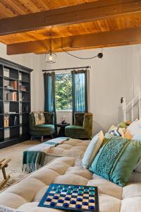 箭頭湖的住宿－Quiet Tri-Level Chalet w/Breathtaking Views，客厅配有沙发和两把椅子