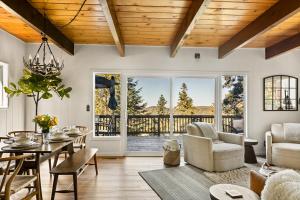箭头湖Romantic & Family Friendly Chalet In The Woods的带桌椅的客厅
