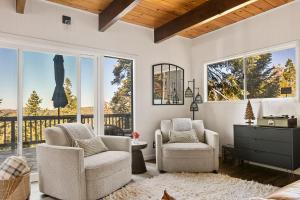 Romantic & Family Friendly Chalet In The Woods的休息区