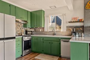 Romantic & Family Friendly Chalet In The Woods的厨房或小厨房