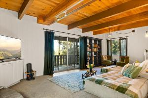 Romantic & Family Friendly Chalet In The Woods的休息区