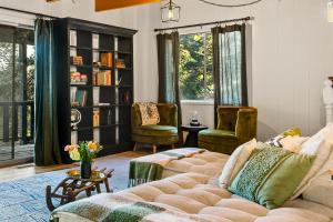 Romantic & Family Friendly Chalet In The Woods的休息区