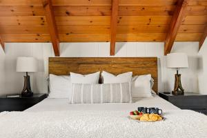 Romantic & Family Friendly Chalet In The Woods客房内的一张或多张床位