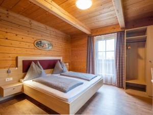 1 dormitorio con 1 cama en una habitación de madera en Schüttbach en Wagrain