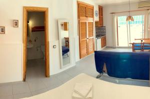 sala de estar con encimera azul y baño en APT Pujolet, Es Pujols-Formentera vacaciones, en Es Pujols
