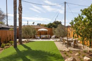 a backyard with green grass and a patio at The Craft House Inn in Santa Barbara