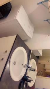 ein Bad mit einem Waschbecken und einem WC in einem Zimmer in der Unterkunft Chambre chez lhabitant in Toulouse