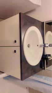 ein Bad mit einem Waschbecken und einem Spiegel in der Unterkunft Chambre chez lhabitant in Toulouse