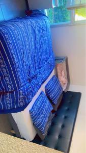 ein Bett mit blauen Decken und Kissen darauf in der Unterkunft Chambre chez lhabitant in Toulouse