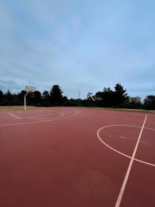 - un terrain de basket vide avec un panier de basket dans l'établissement Departamento amplio en Laguna Bahia hermosa vista, à Algarrobo