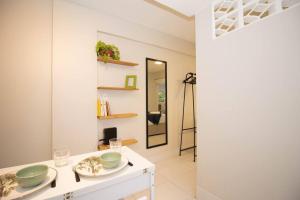 a dining room with a mirror and a table at Studio na melhor quadra da Asa Norte in Brasilia +8 photos