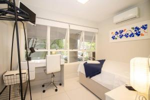 um quarto com uma cama, uma secretária e uma janela em Studio na melhor quadra da Asa Norte em Brasília