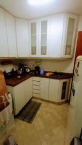 eine Küche mit weißen Schränken und Fliesenboden in der Unterkunft Apartamento SQN 407 in Brasilia