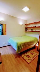 Un pat sau paturi într-o cameră la Apartamento SQN 407