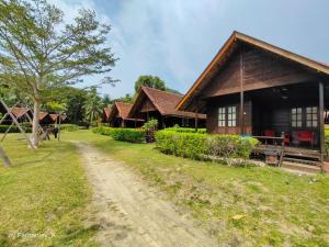 Kampong Atap Zing的住宿－ALUN ALUN ISLAND RESORT，房屋前的土路
