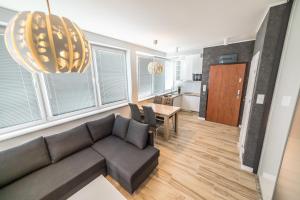 Uma área de estar em Silver One Apartments