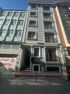 wysoki biały budynek ze schodami przed nim w obiekcie Overland Residence w Stambule