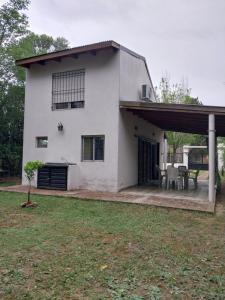 Ein weißes Haus mit einer Terrasse und einem Tisch in der Unterkunft La caprichosa mirador del Rio in Arroyo Seco