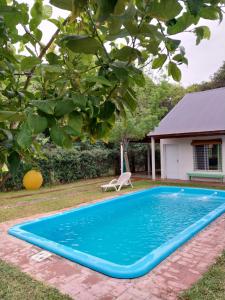 een blauw zwembad in de tuin van een huis bij La caprichosa mirador del Rio in Arroyo Seco
