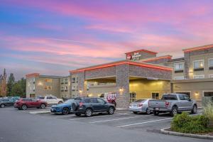 un estacionamiento con coches estacionados frente a un hotel en Best Western PLUS Peppertree Airport Inn en Spokane