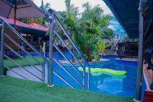 un tobogán en la piscina de un complejo en Best Western Plus Paramount Hotel, en Lusaka