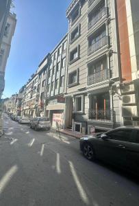 uma rua com carros estacionados em frente a um edifício em Overland Residence em Istambul