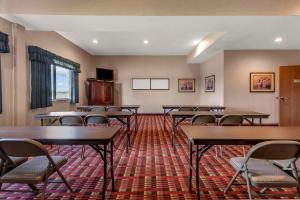 une salle de classe avec des tables et des chaises dans une salle dans l'établissement Comfort Inn & Suites Streetsboro - Kent, à Streetsboro 29 autres photos