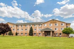 a hotel with a large lawn in front of it at Quality Inn & Suites by Choice Hotels Wisconsin Dells in Wisconsin Dells