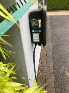 ノッティンガムにあるThe Lodge at Ruddingtonの建物の横に公衆電話が付いています