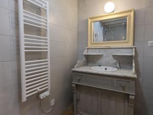 a bathroom with a sink and a mirror at Gîte chaleureux avec jardin, accueil chevaux, proche Loire à Vélo et sites historiques - FR-1-590-415 in Sigloy