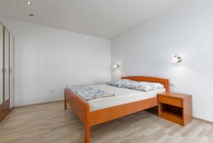 - une petite chambre avec un lit et une table de nuit dans l'établissement Apartments in Porec - Istrien 44236, à Poreč
