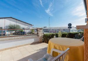 een patio met een tafel en stoelen op een balkon bij Apartments in Porec - Istrien 44236 in Poreč