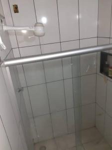 eine Dusche mit Metallstange im Bad in der Unterkunft Casa em condomínio na praia de Paripueira AL in Paripueira