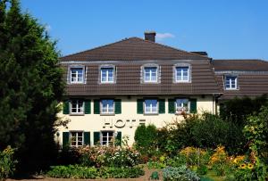 ein Hotel inmitten eines Gartens in der Unterkunft Hotel Pontivy in Wesseling