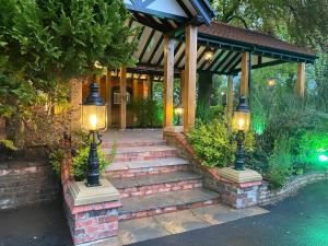 una casa con cenador con escaleras y luces en Chester Court Hotel, en Chester