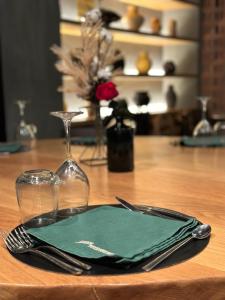 una mesa con una servilleta verde sobre una mesa de madera en Hotel Ocamiño, en Durango