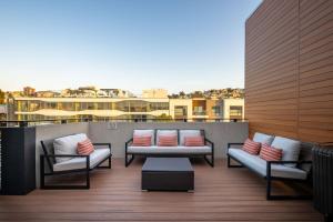 einen Balkon mit Bänken und Kissen auf einem Gebäude in der Unterkunft Infinity Hotel San Francisco, Tapestry Collection by Hilton in San Francisco