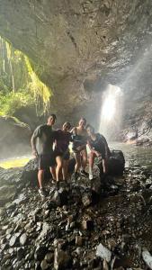 Un groupe de personnes debout sur des rochers dans une grotte dans l'établissement Hotel Barajas, à Jardín