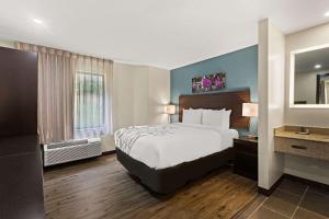 Habitación de hotel con cama y ventana en Sleep Inn, en Lithonia