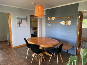 comedor con mesa de madera y sillas en Chalet de Mimi en Coaticook