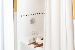 La salle de bains est pourvue d'une baignoire avec rideau de douche. dans l'établissement Sleepover No 103, à Philadelphie