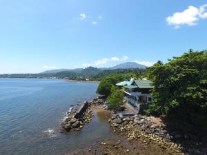 Villa Manja Tanahwangko Ocean-Front Manado