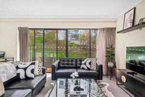 een woonkamer met een bank en een tafel bij 412: Marvelous Mounts Bay in Perth