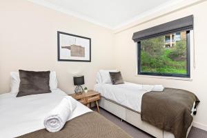 twee bedden in een kamer met een raam bij 412: Marvelous Mounts Bay in Perth