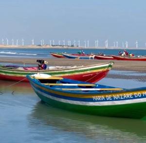 un grupo de barcos sentados en el agua en AP CAMOCIM praia bangalôkite13, en Maceió