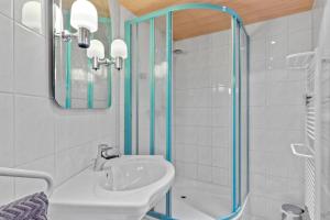 La salle de bains est pourvue d'un lavabo et d'une douche. dans l'établissement Family&Friends 2, à Ludwigshafen