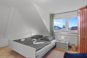 Un dormitorio con una cama con dos cisnes. en Family&Friends 2, en Ludwigshafen