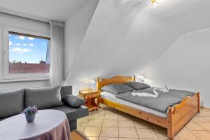 1 dormitorio con 1 cama y 1 sofá en Family&Friends 2, en Ludwigshafen