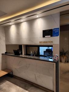 un bancone della reception in un edificio con parete di acisione H F di Hotel Bon a Tongyeong